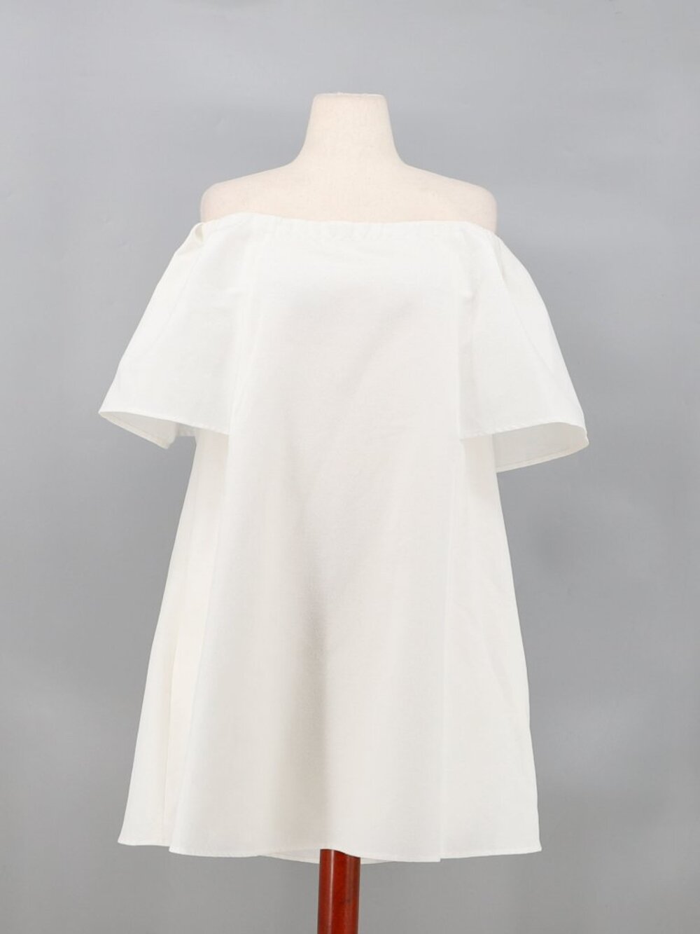 NWT HALSTON HERITAGE Off Shoulder Evening Dress in Metallic White Size 12
